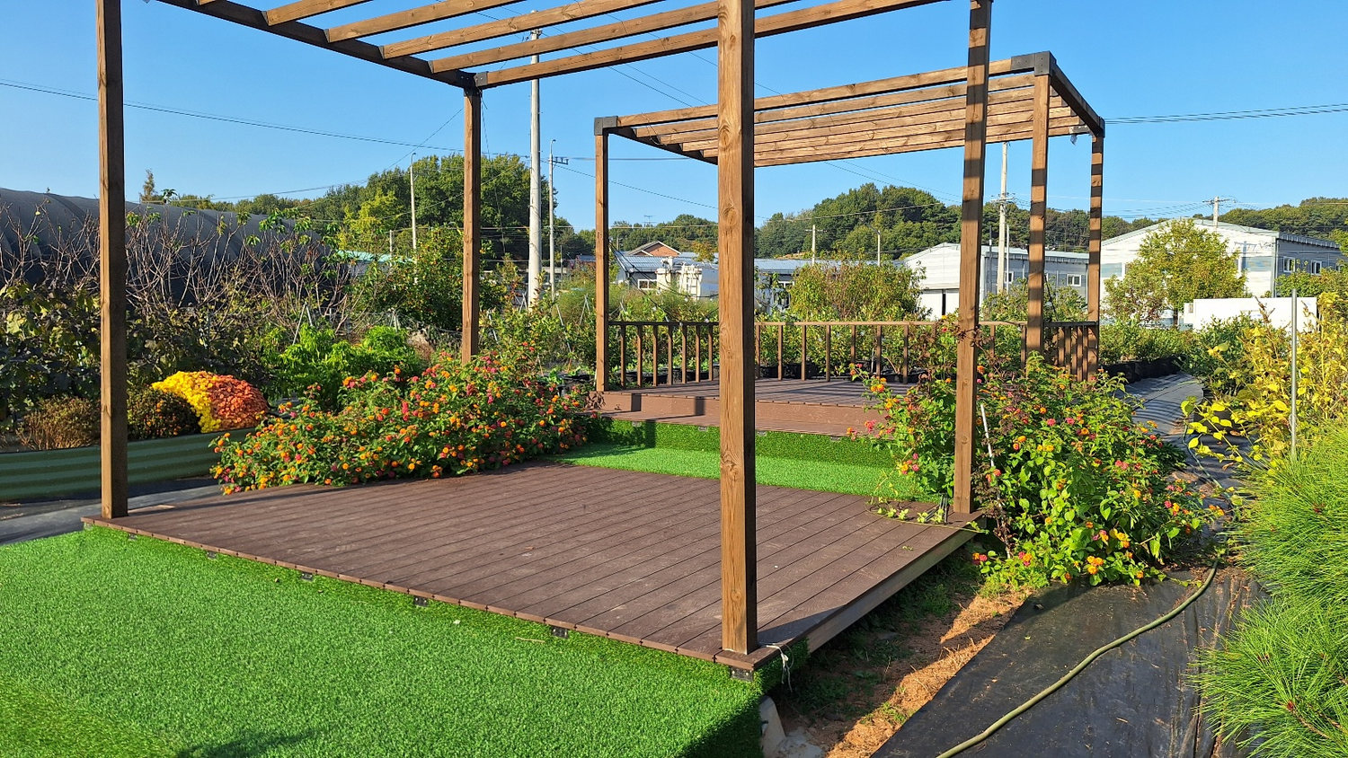 Outdoor relaxation area with flowers and grass at Nongbune Gotgan