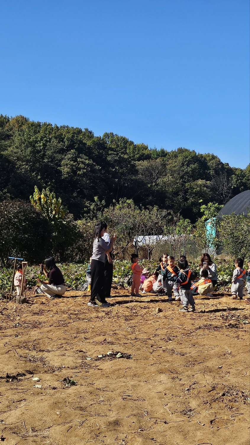 Nursery children taking part in a field trip